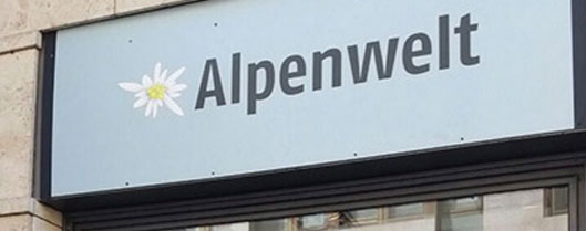 Hier sehen Sie ein Schild mit dem Text Alpenwelt